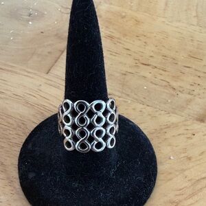 Elegant Silver Swirl Ring